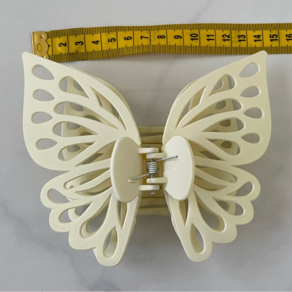 Butterfly hair clip, it is 12cm high and 14cm width - Picture 4 of 4